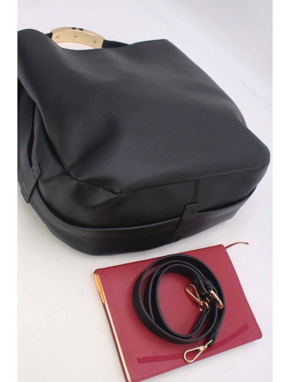 Sac Hobo Souple Polyvalent avec Détail Métallique Doré 25B-6355-Noir — vue 4