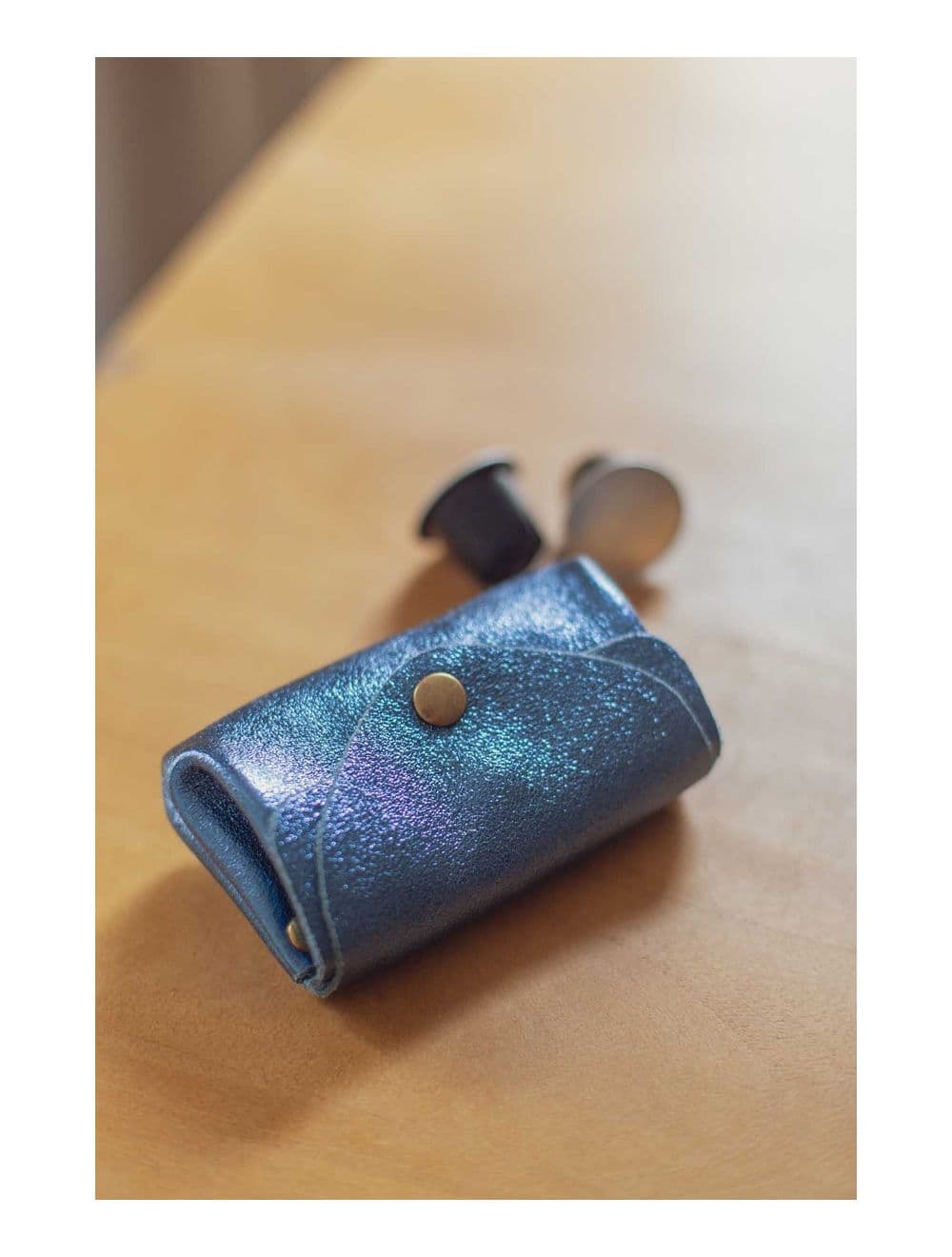 Pochette en Croûte Cuir Vachette Métallisé 4903 SUZIE METAL-Blue Metal