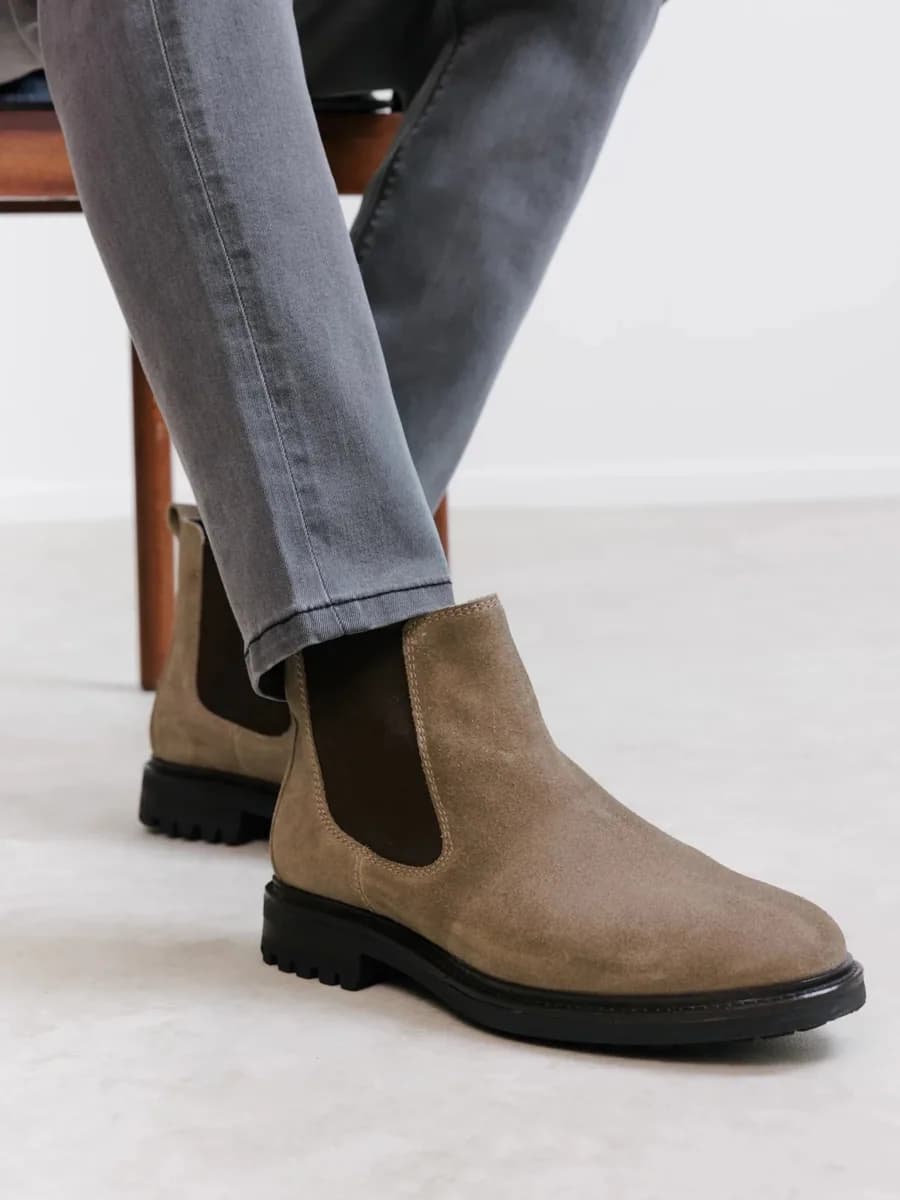 Bottines chelsea en suède taupe