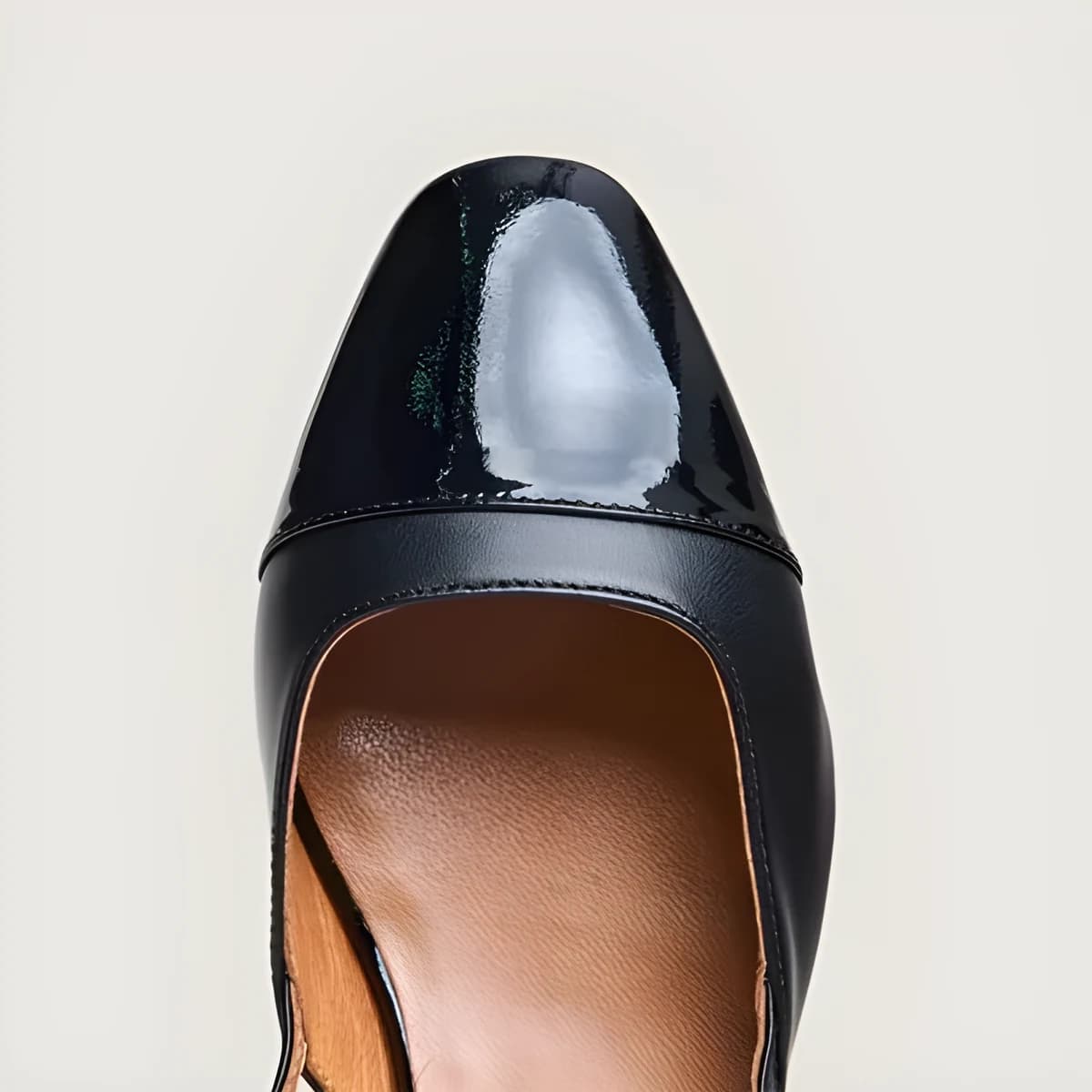 Ballerines slingbacks en vernis et cuir noir