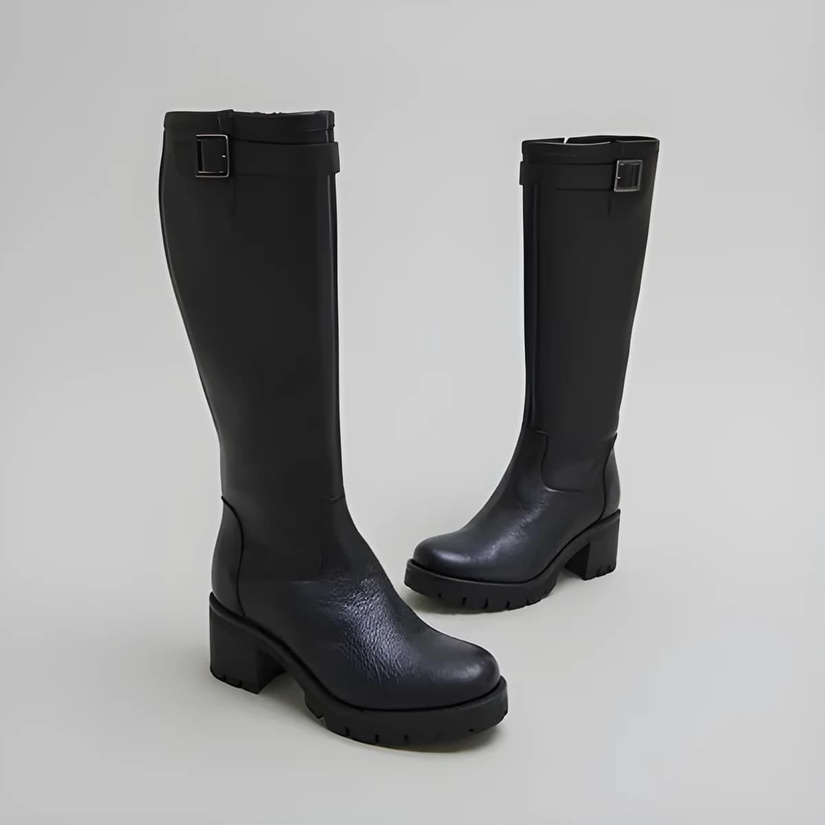 Bottes à semelles crantées et boucles en cuir grainé noir