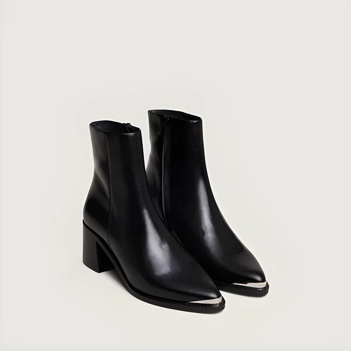 Bottines à talons et embouts argentés en cuir noir