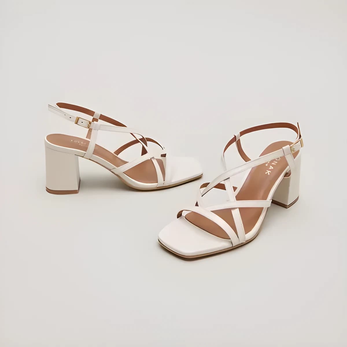 Sandales à talons et brides en cuir vieilli écru