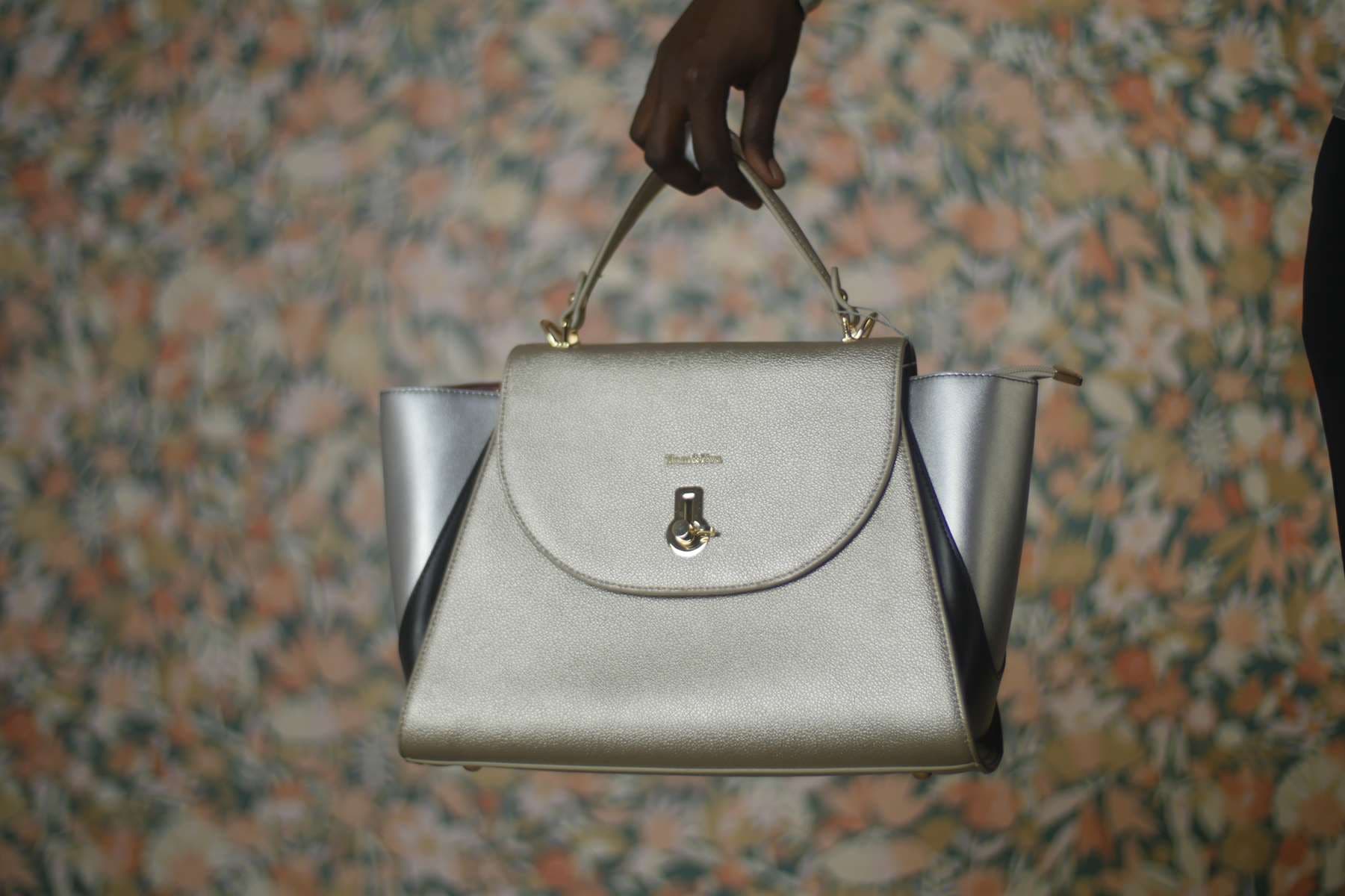 23B-5840 GOLD BLACK SILVER