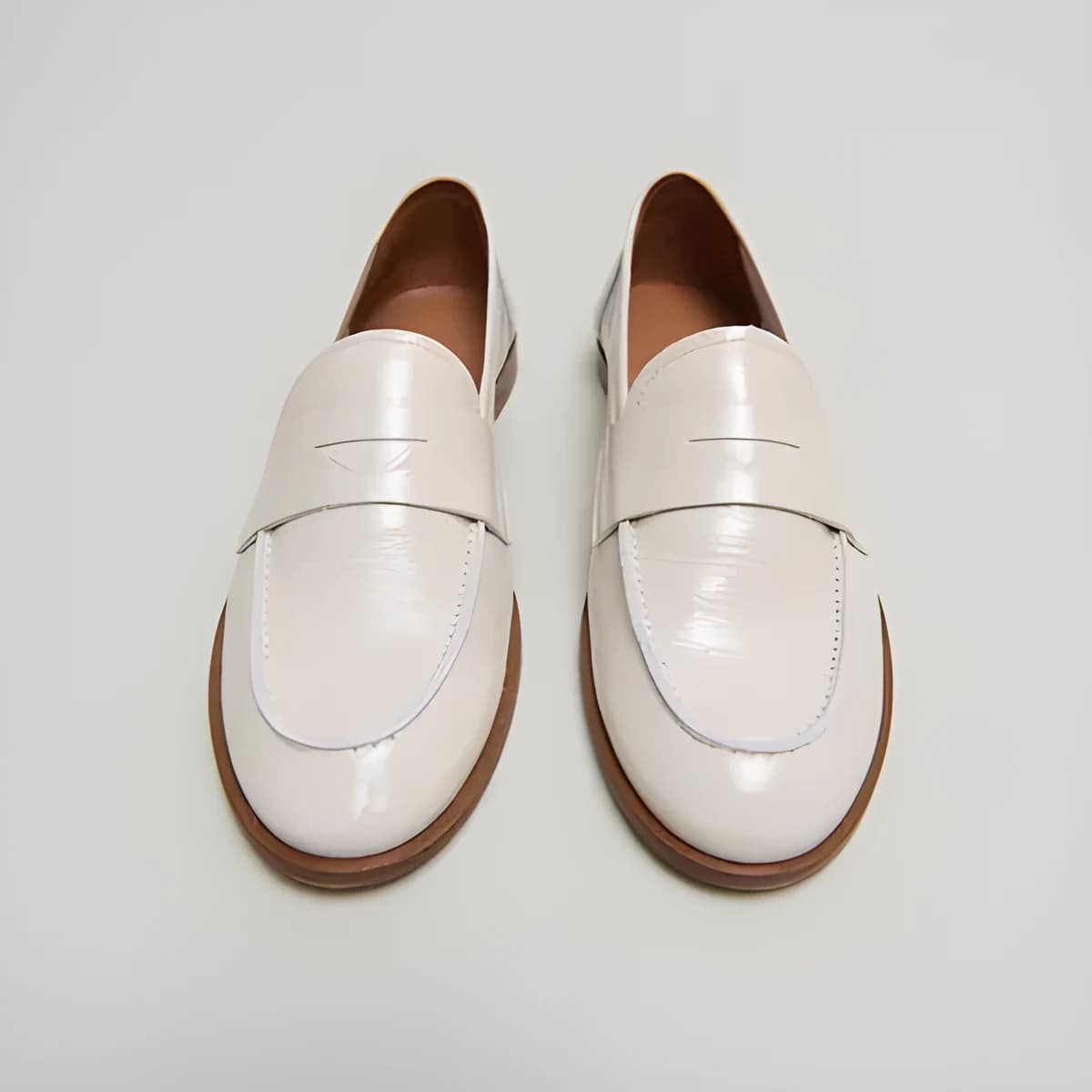 Mocassins à bouts ronds en vernis plissé écru