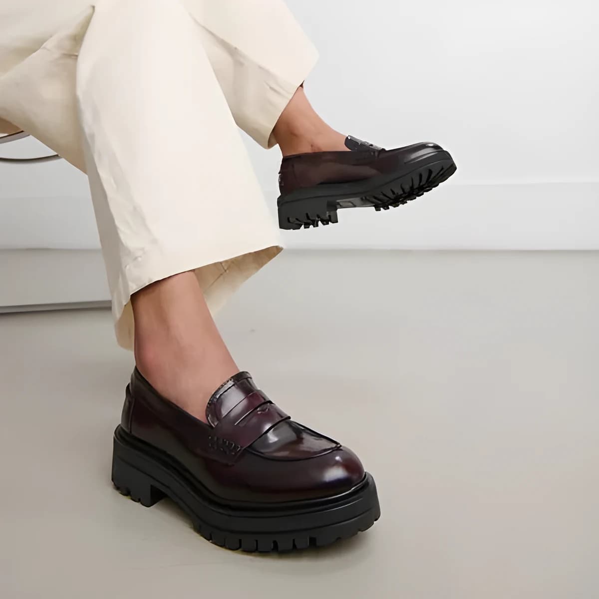 Mocassins à semelles crantées en cuir patiné bordeaux