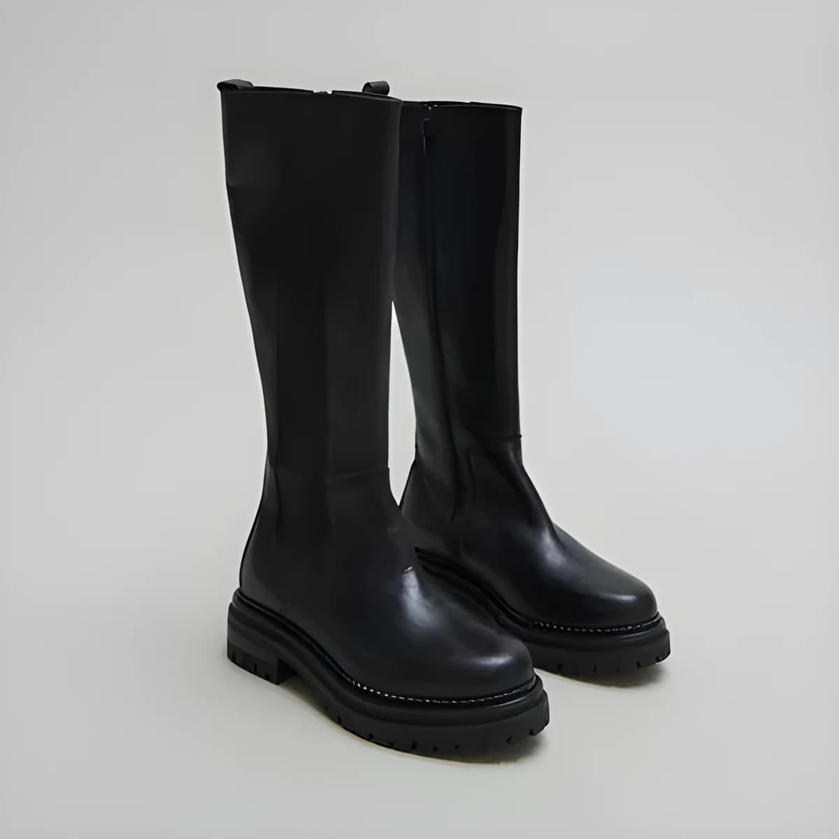 Bottes à bouts ronds et semelles crantée... en cuir noir