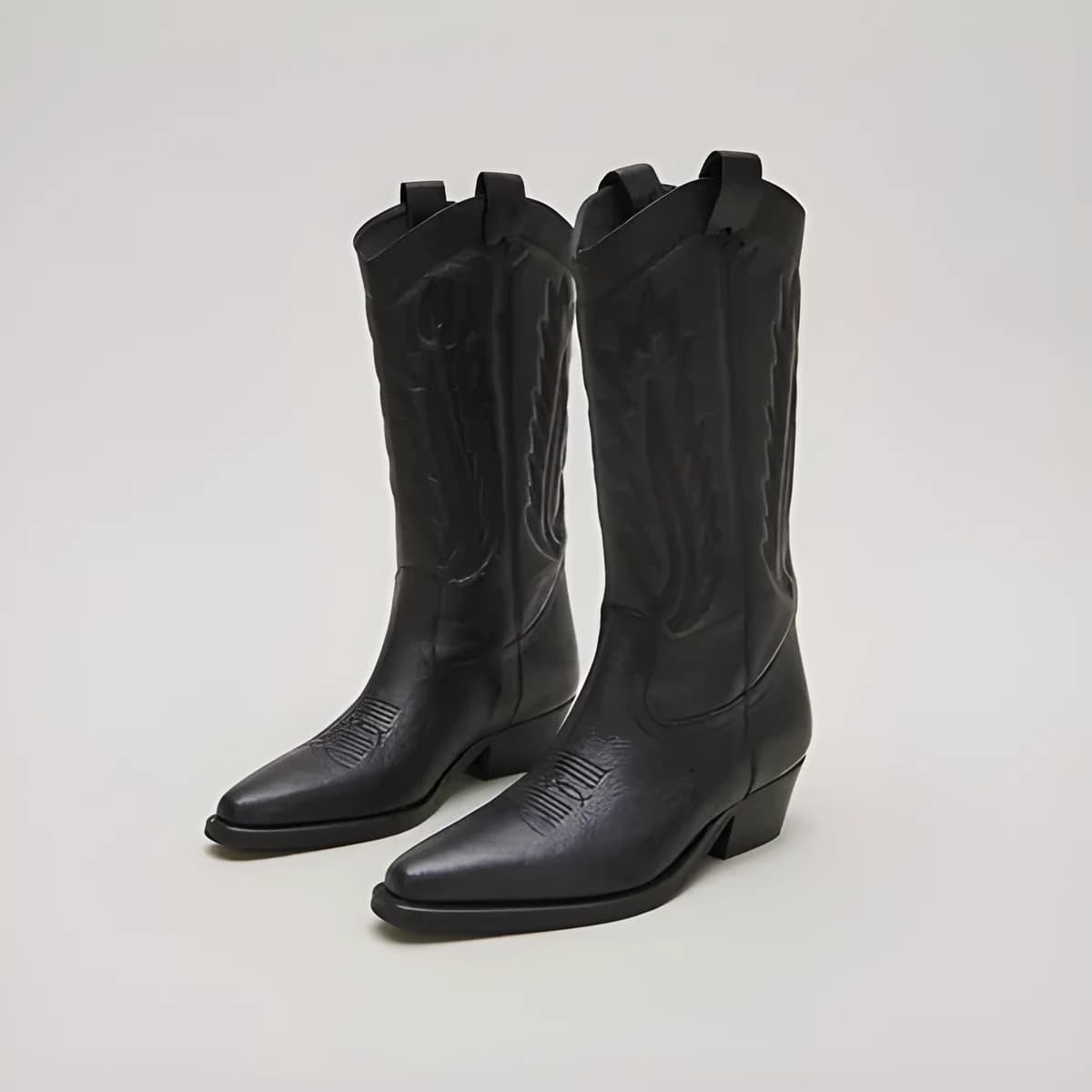 Bottes à bouts pointus et surpiqures apparentes en cuir grainé noir