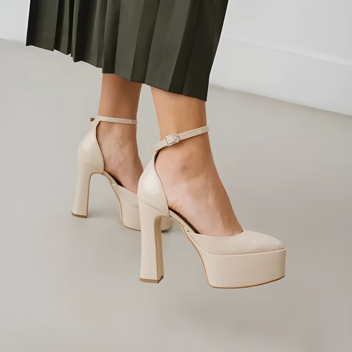 Babies à talons et plateformes en vernis beige