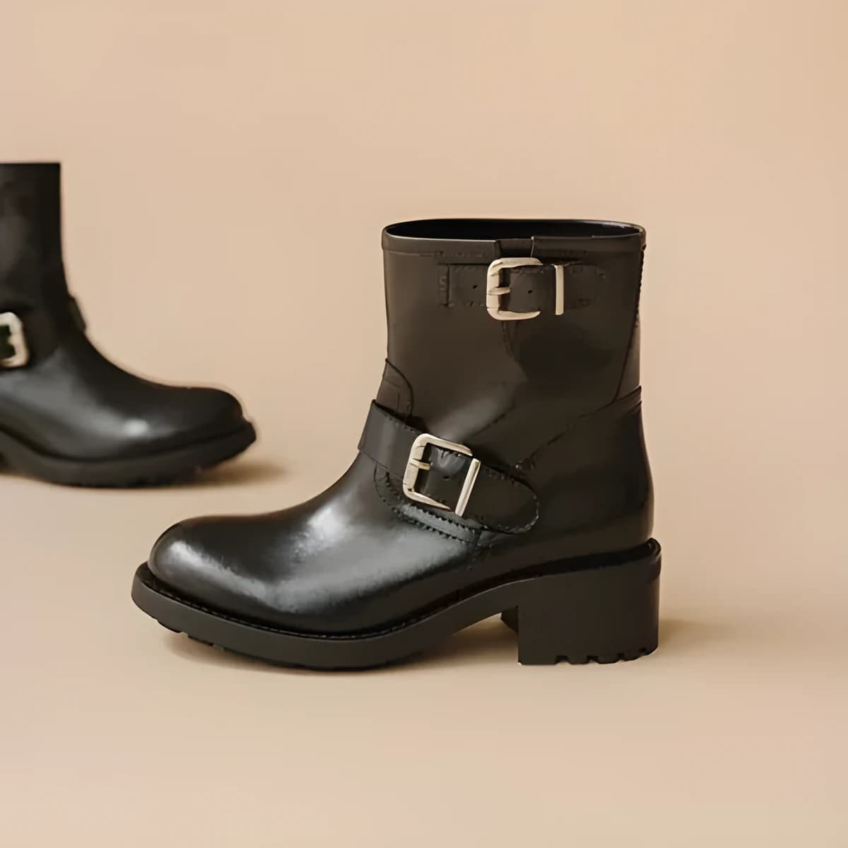 Boots à talons, semelles crantées et détails boucles argentées cuir glacé noir
