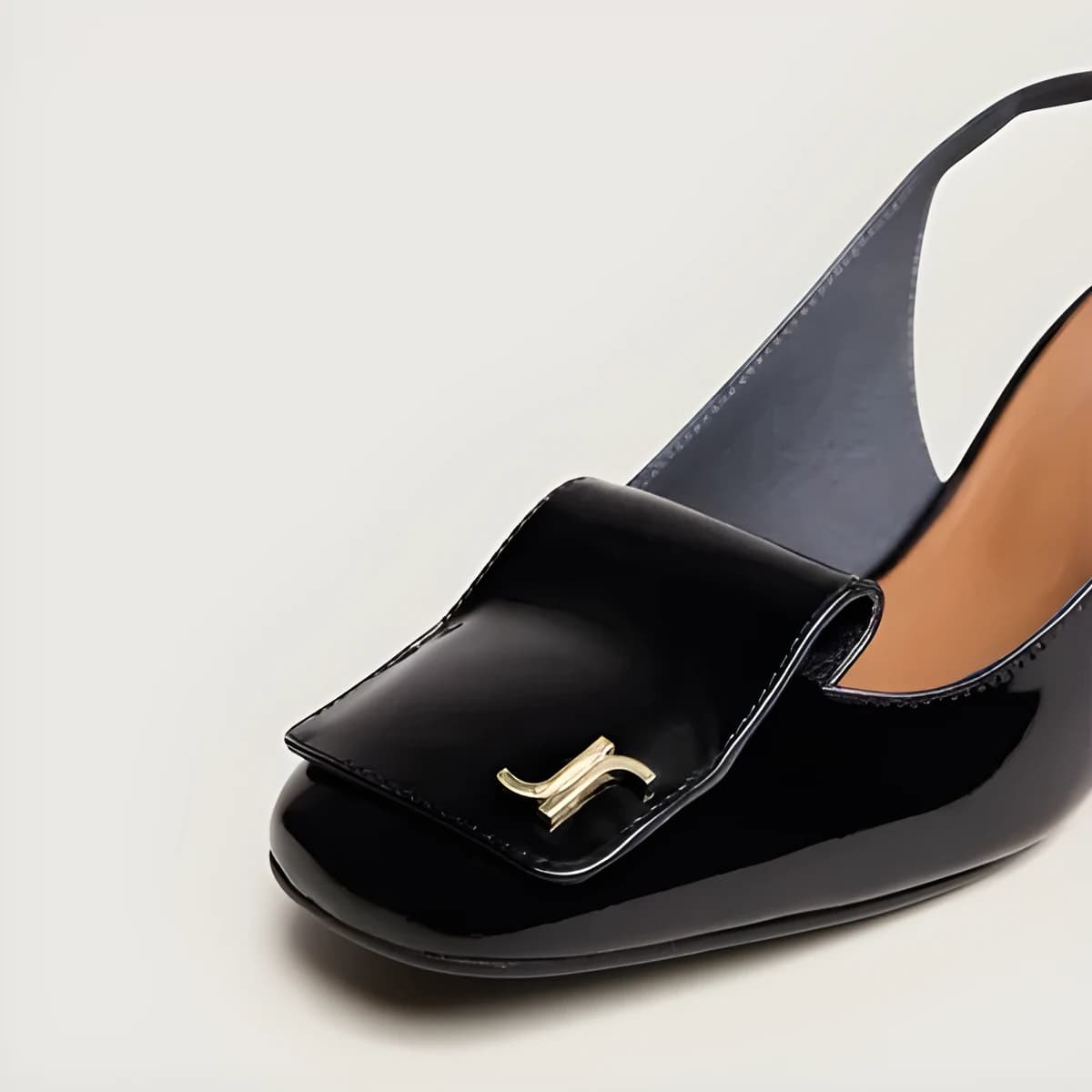 Escarpins slingbacks à monogrammes en vernis noir
