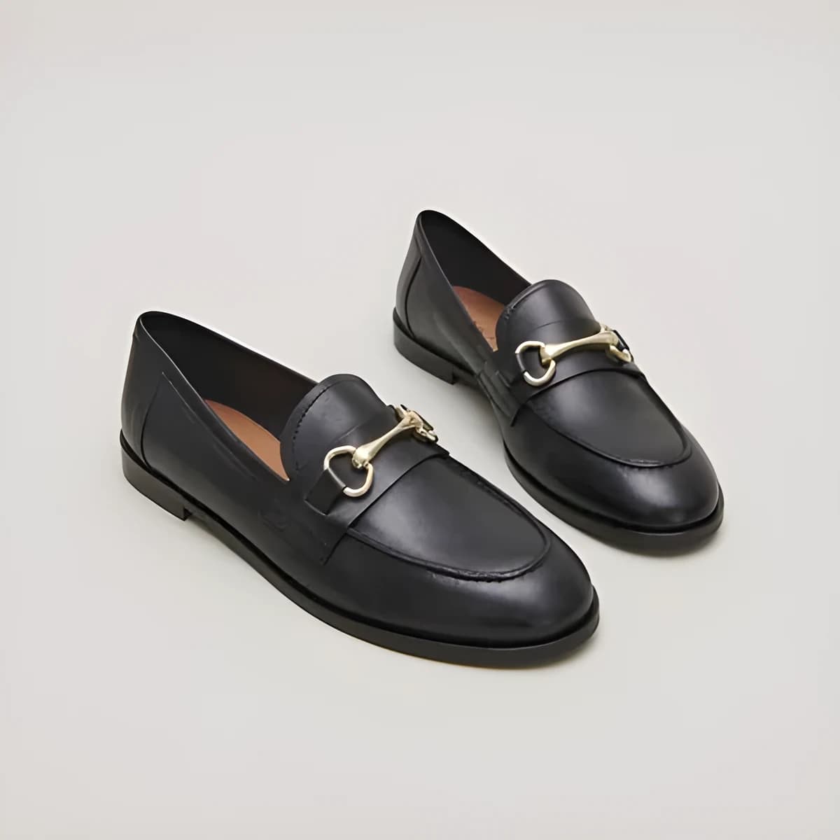 Mocassins à mors dorés en cuir noir