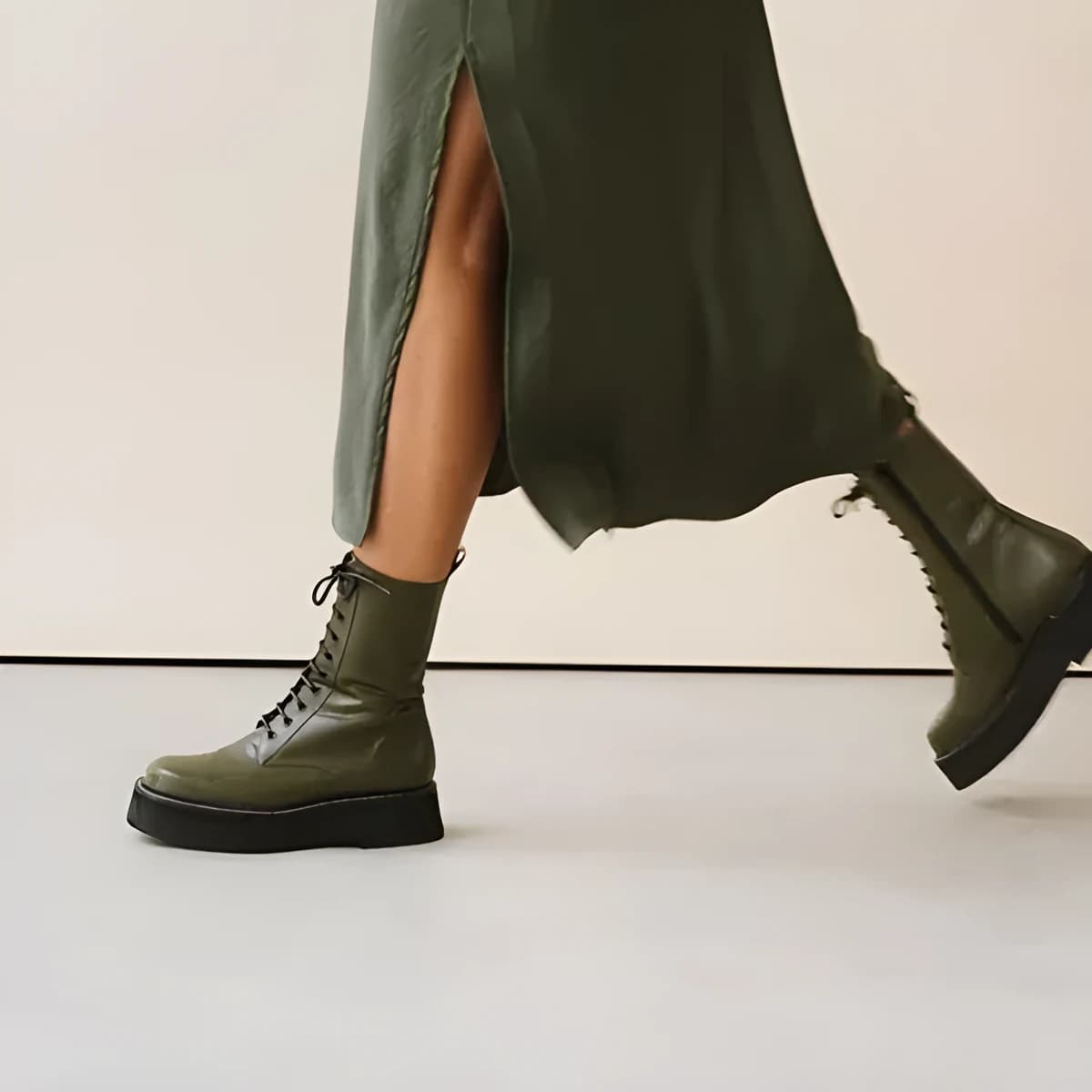 Boots à lacets et semelles épaisses en cuir glacé kaki