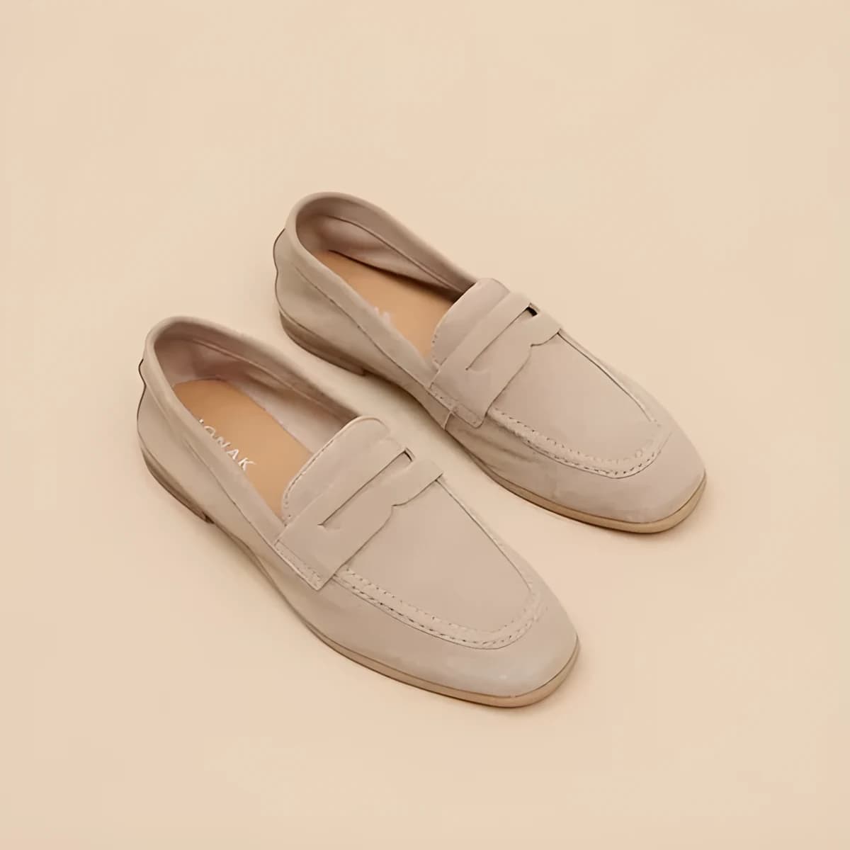 Mocassins à talons plats et bouts arrond... en velours beige
