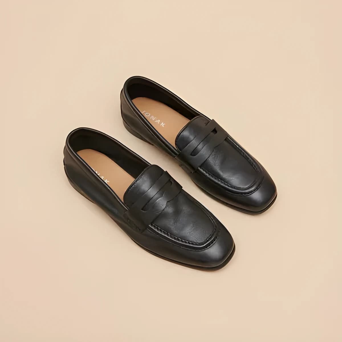 Mocassins à talons plats et bouts arrond... en cuir grainé noir