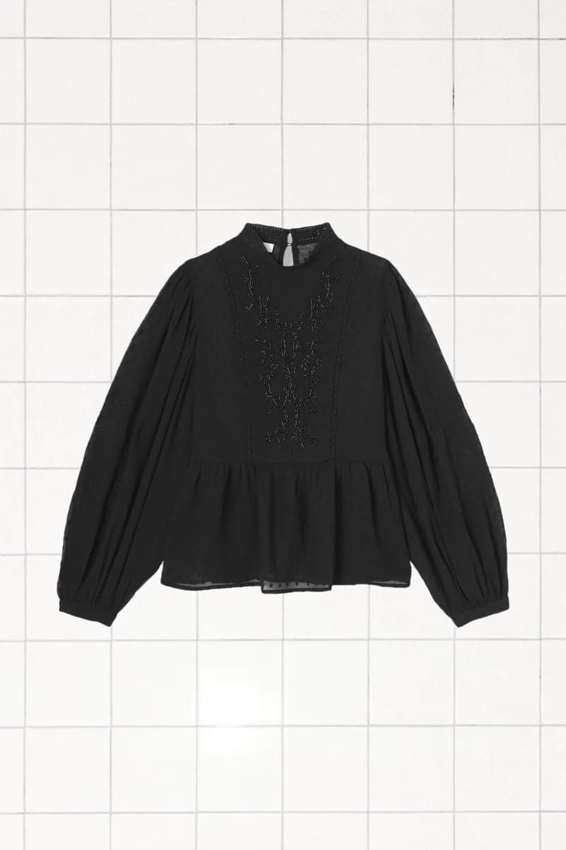 Blouse plumetis brodée perlée
