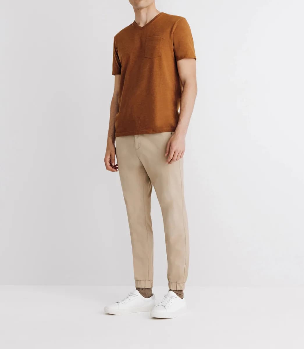 T-shirt col V avec poche camel
