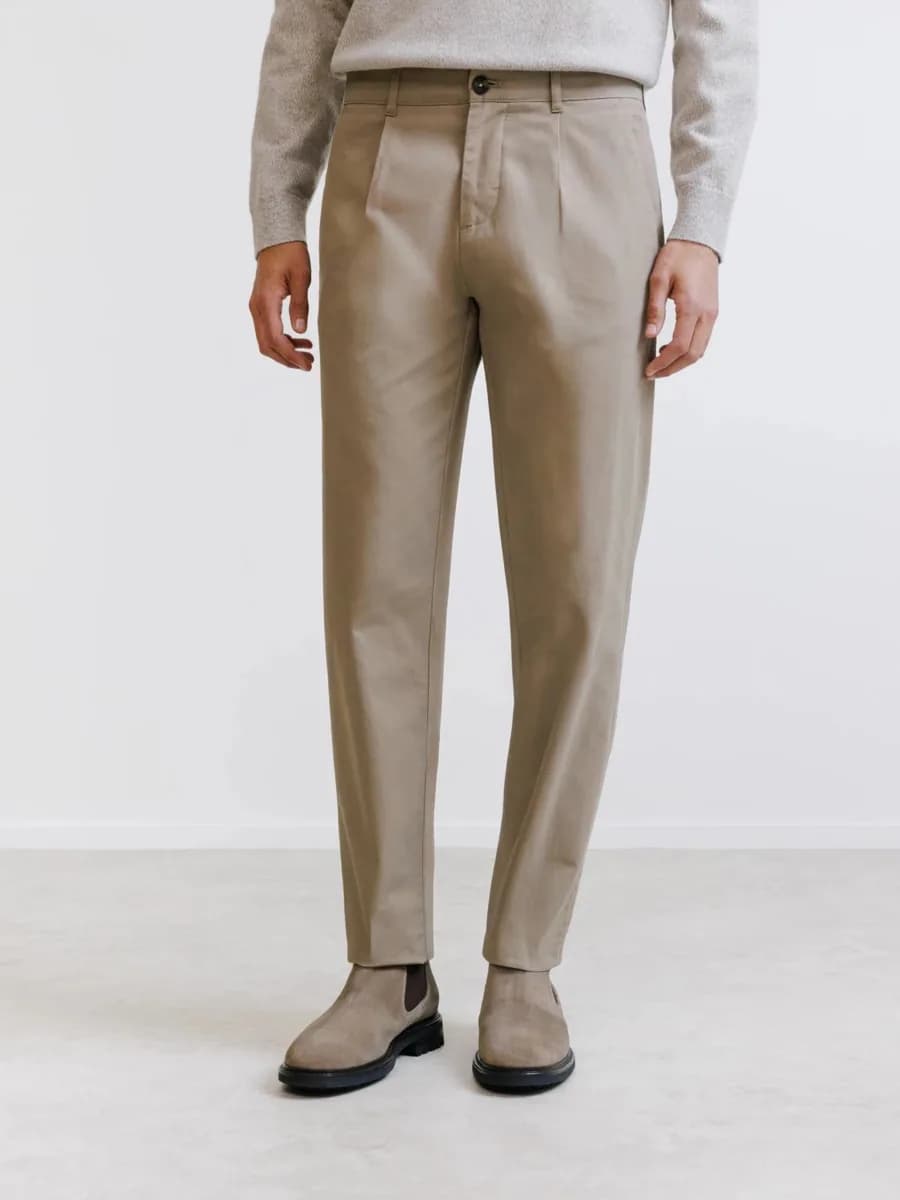 Pantalon chino à plis taupe