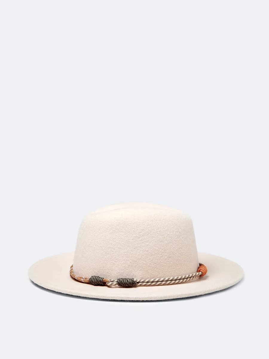 Chapeau en laine avec une cordelette